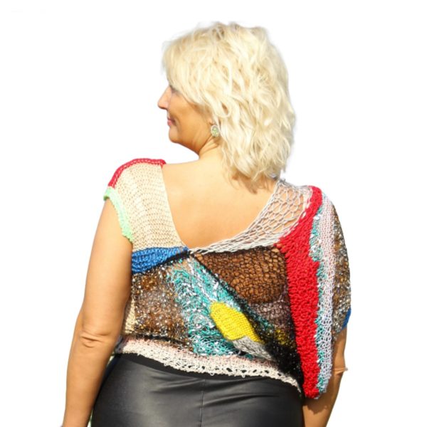 Топ Скандал в цвете с широким ажурным рукавом и выразительным силуэтом