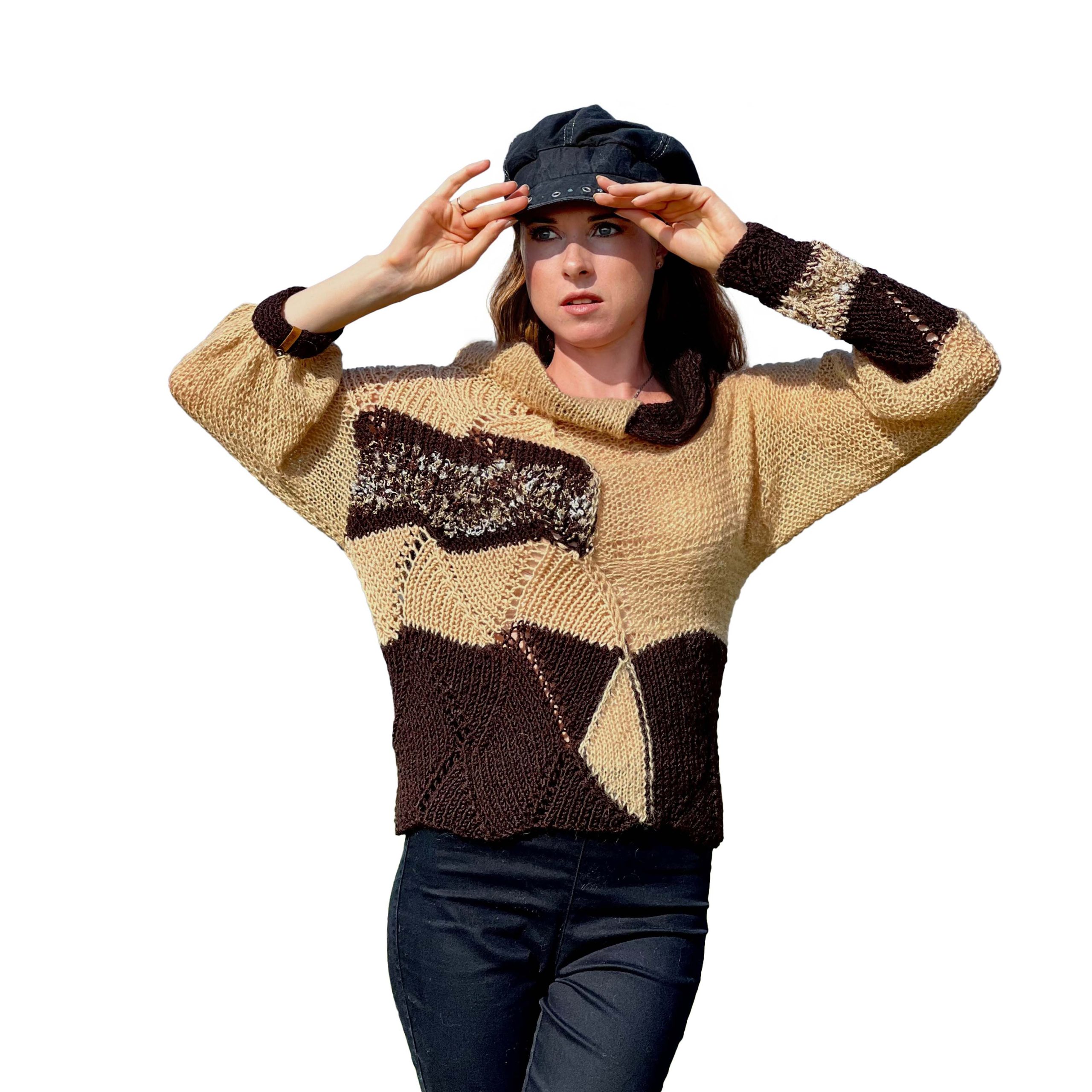 Свитер Элегантный Контраст — укороченный вязаный свитер с асимметричными рукавами, бежевый и шоколадный с золотым люрексом, ручная работа.