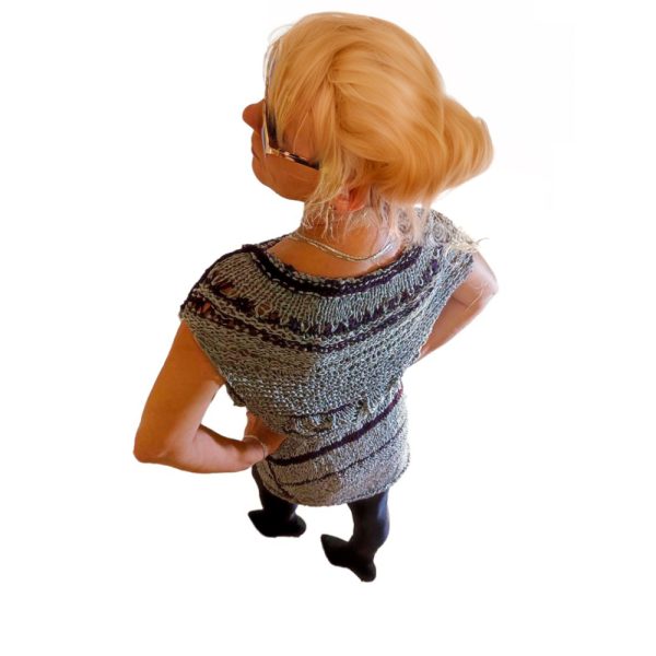 Cozy yet airy knit top in gray with subtle plum highlights