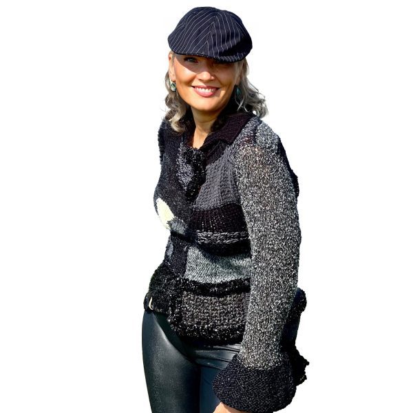 Свитер Тихая Шалость — серый как утро после бессонной ночи с белой кляксой на груди.