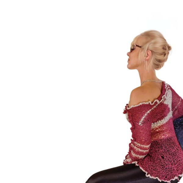 Туника цвета выдержанного вина со смещённой линией плеча